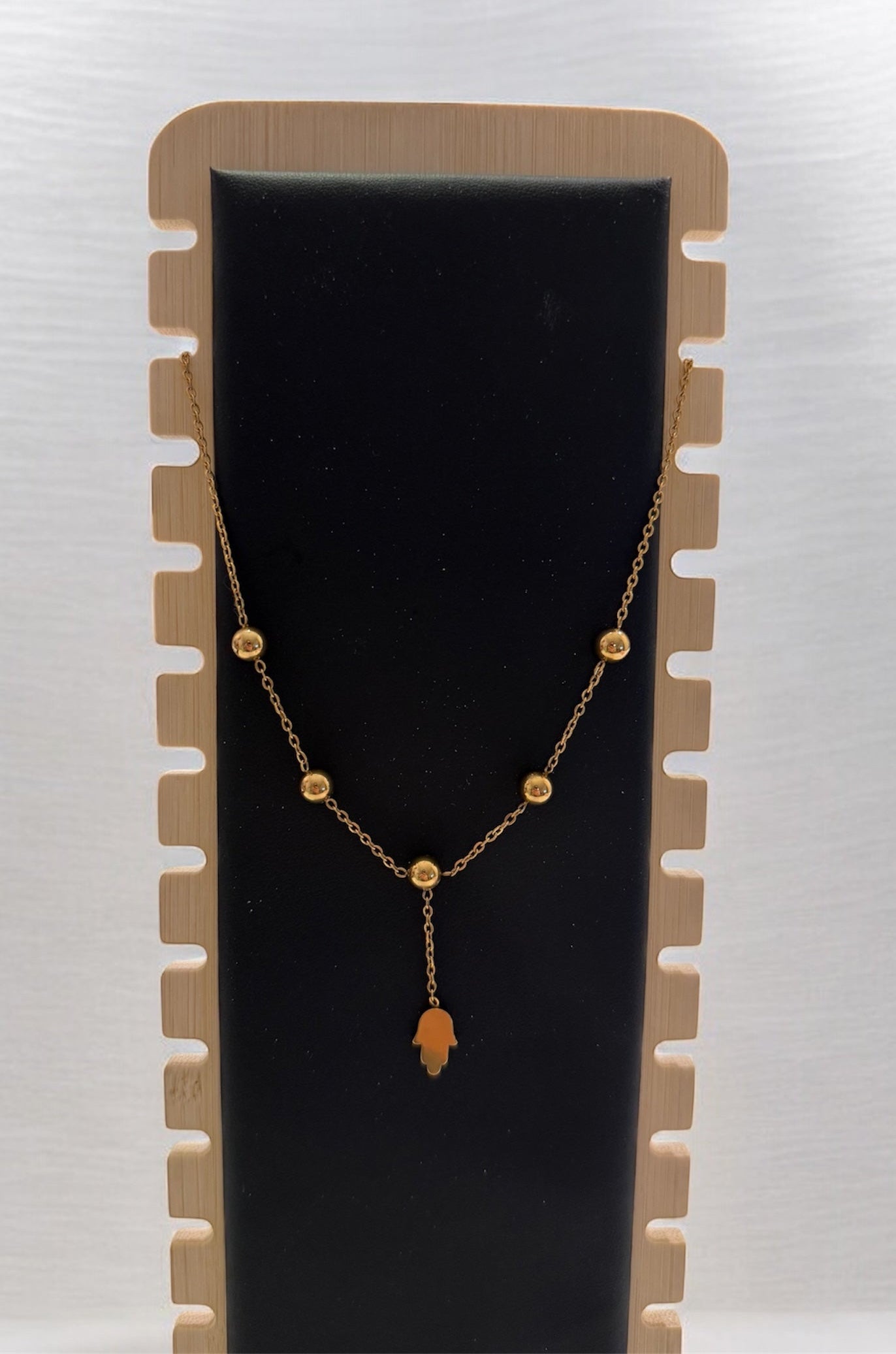 Hand & beads necklace