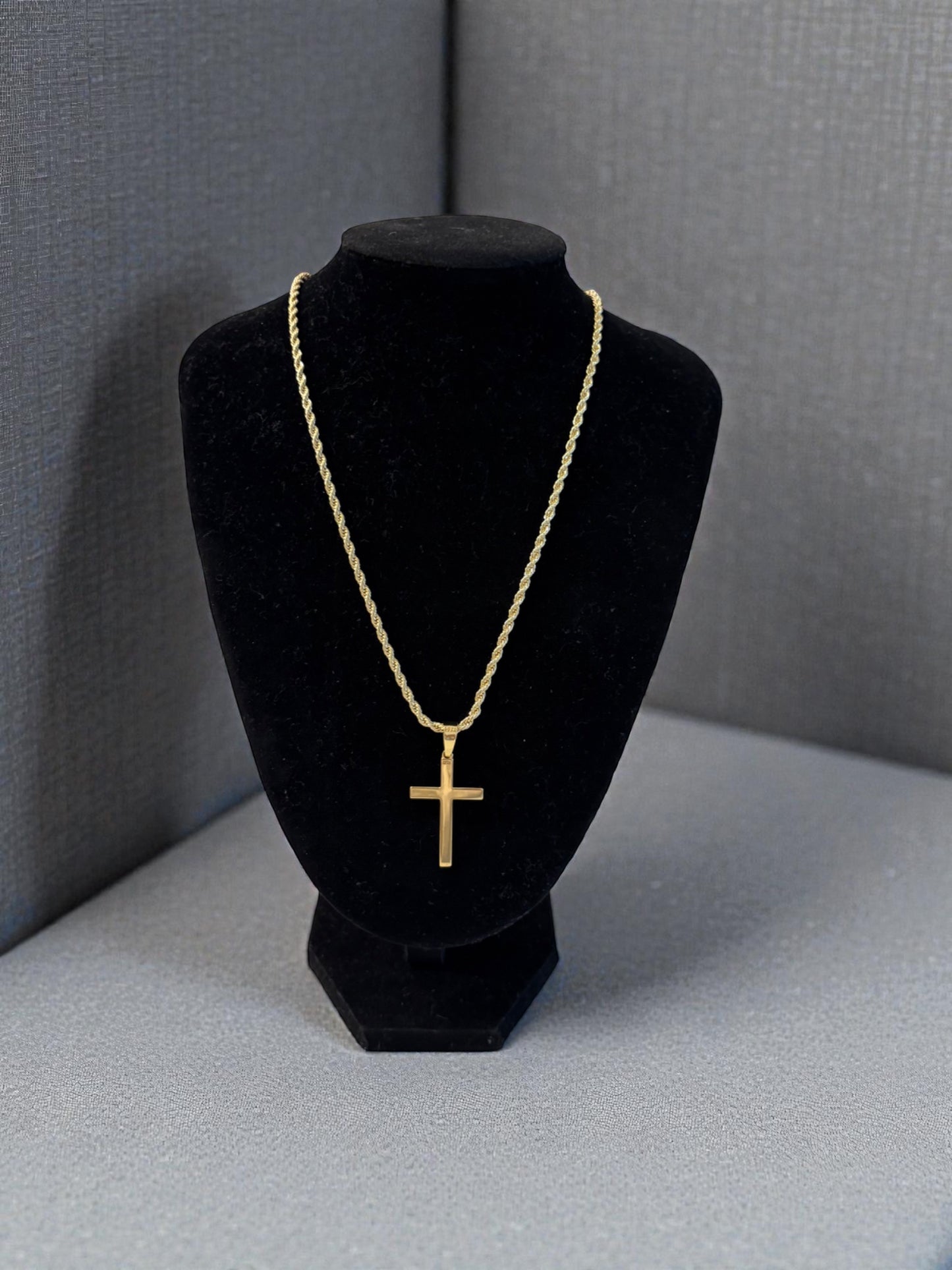 Bold cross chain