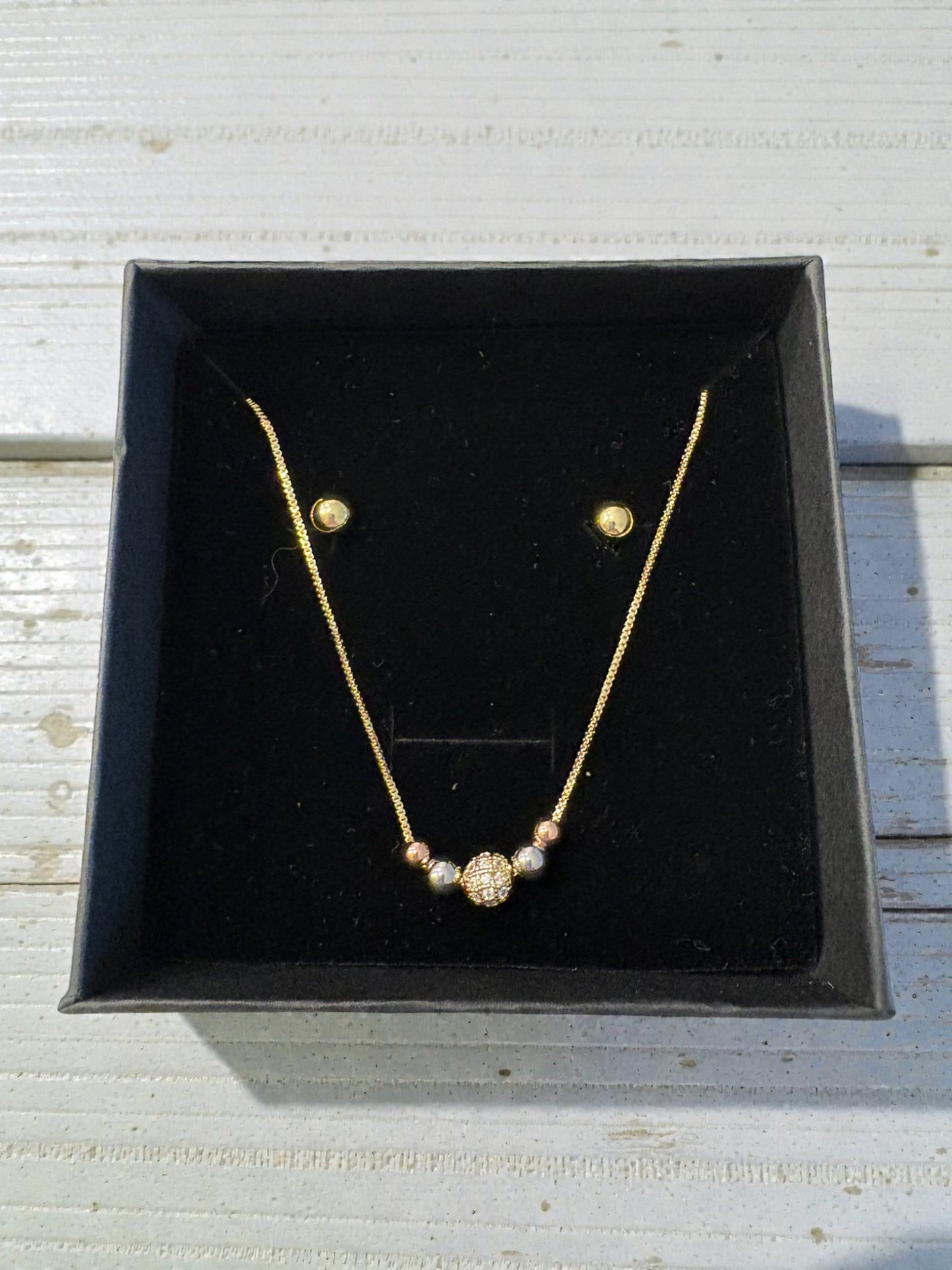 Dazzling center bead set